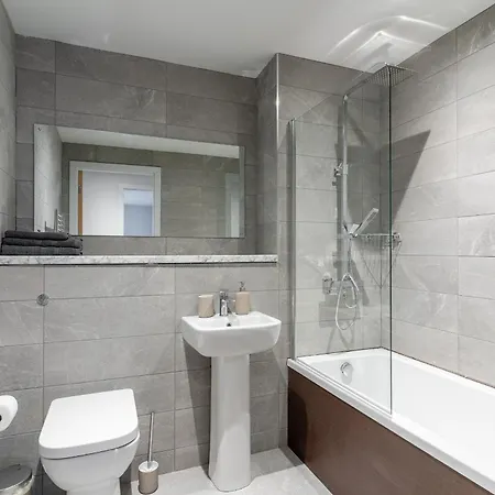 Modern 2br Apt In Salford For Up To 4 Guests!