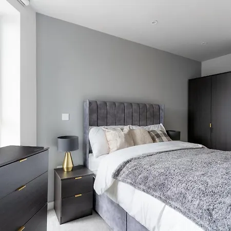 Apartment Modern 2br Apt In Salford For Up To 4 Guests!