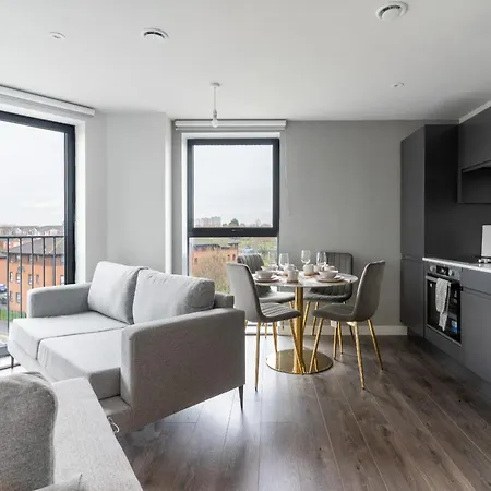 Modern 2br Apt In Salford For Up To 4 Guests! *