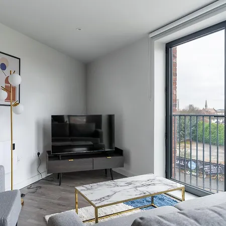 Modern 2br Apt In Salford For Up To 4 Guests!