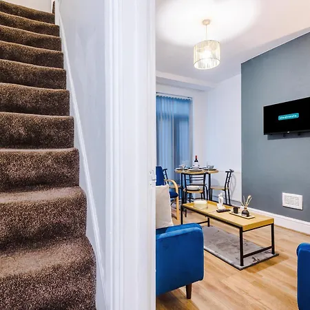 Holiday home Modern 3-bed , Sleeps 7, Free Parking & Close To Centre Manchester