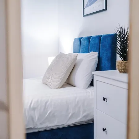 Modern 3-bed , Sleeps 7, Free Parking & Close To Centre Holiday home