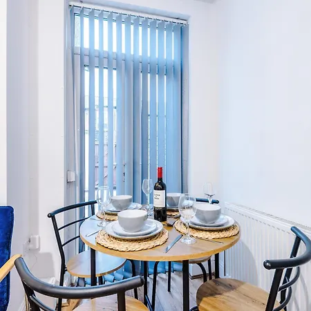 Modern 3-bed , Sleeps 7, Free Parking & Close To Centre * Manchester