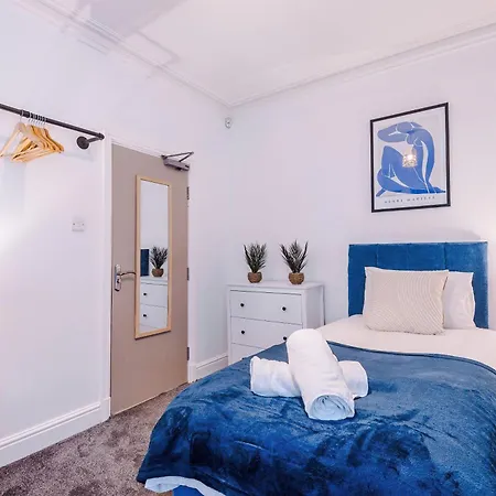 Holiday home Modern 3-bed , Sleeps 7, Free Parking & Close To Centre *