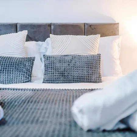 Modern 3-bed , Sleeps 7, Free Parking & Close To Centre Casa de Férias