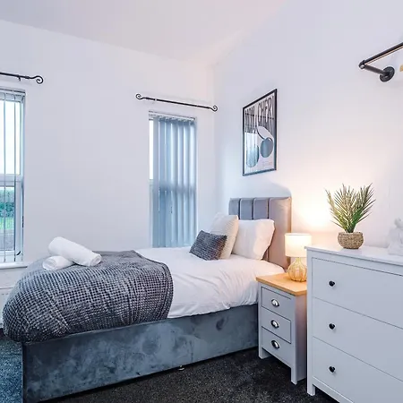 Modern 3-bed , Sleeps 7, Free Parking & Close To Centre Holiday home Manchester