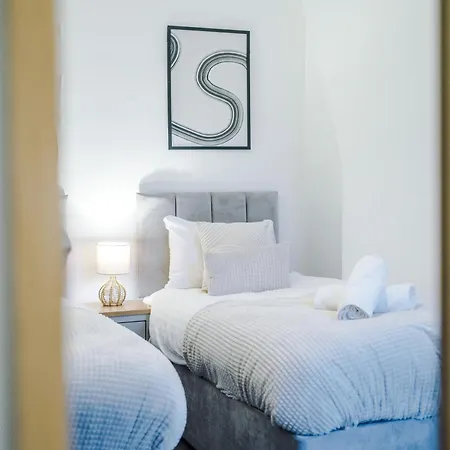 Modern 3-bed , Sleeps 7, Free Parking & Close To Centre Holiday home *