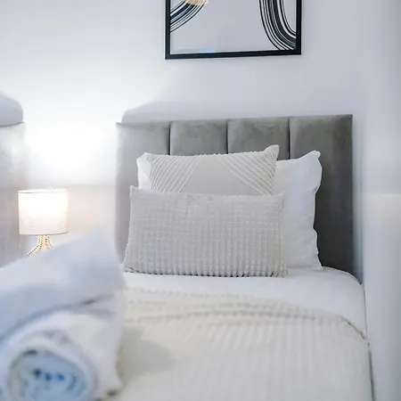 Holiday home Modern 3-bed , Sleeps 7, Free Parking & Close To Centre