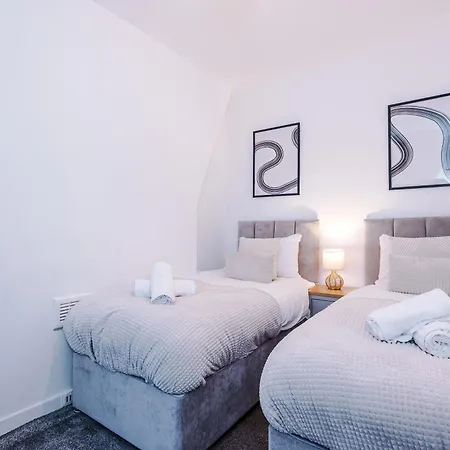 Modern 3-bed , Sleeps 7, Free Parking & Close To Centre Casa de Férias *