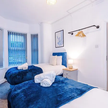 Modern 3-bed , Sleeps 7, Free Parking & Close To Centre * Manchester