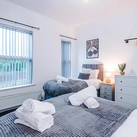 Modern 3-bed , Sleeps 7, Free Parking & Close To Centre Holiday home Manchester