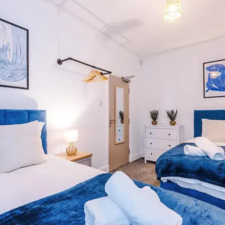 Modern 3-bed , Sleeps 7, Free Parking & Close To Centre Holiday home *