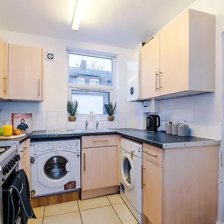Modern 3-bed , Sleeps 7, Free Parking & Close To Centre Holiday home Manchester