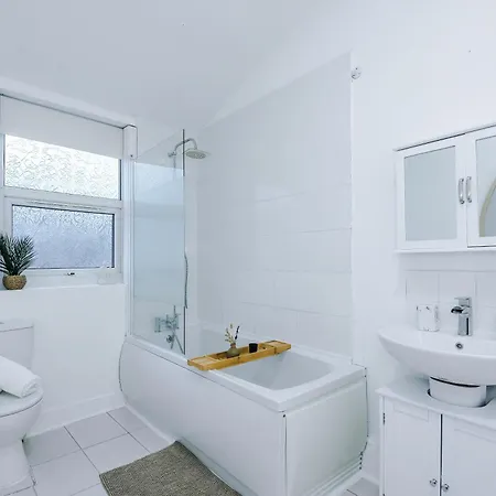 Modern 3-bed , Sleeps 7, Free Parking & Close To Centre Holiday home *