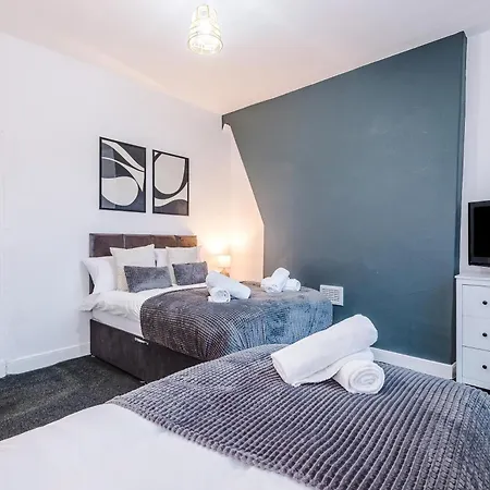 Modern 3-bed , Sleeps 7, Free Parking & Close To Centre