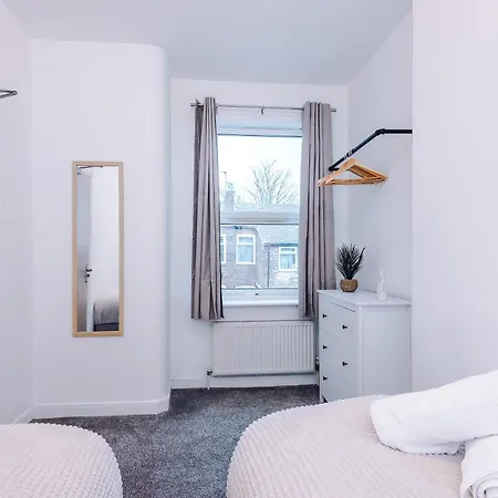 Modern 3-bed , Sleeps 7, Free Parking & Close To Centre * Manchester