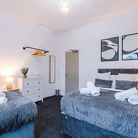Modern 3-bed , Sleeps 7, Free Parking & Close To Centre Holiday home