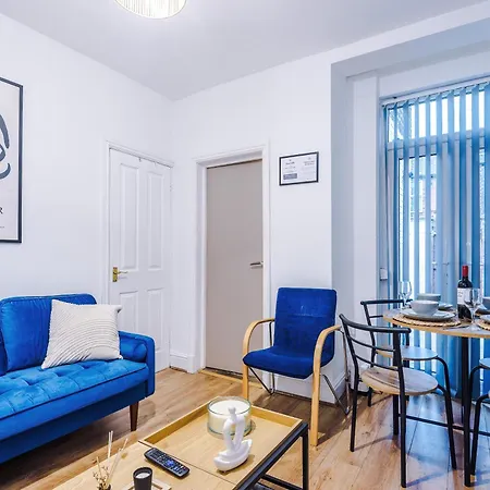 Modern 3-bed , Sleeps 7, Free Parking & Close To Centre * Manchester