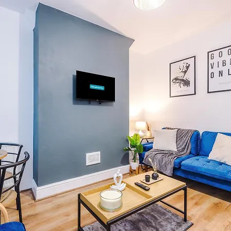 Modern 3-bed , Sleeps 7, Free Parking & Close To Centre