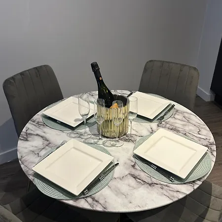 Spacious Modern 2 Bedroom Apartment
