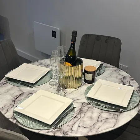 Apartment Spacious Modern 2 Bedroom