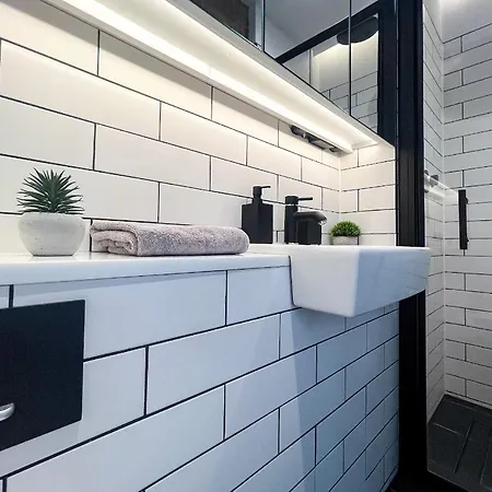 Experience The Delight Of This Beautiful 4 Bedrooms 8 * Manchester