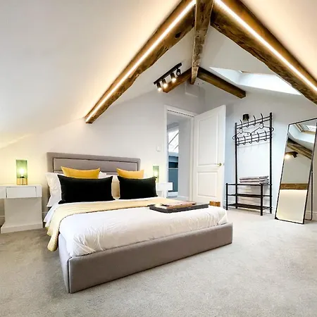 Experience The Delight Of This Beautiful 4 Bedrooms 8 *