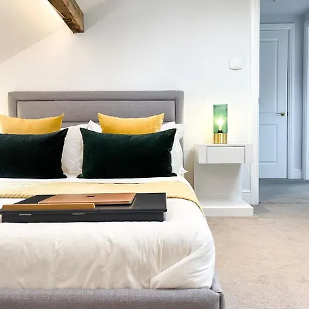 Experience The Delight Of This Beautiful 4 Bedrooms 8 * Manchester