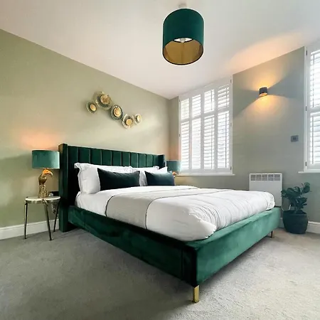 Experience The Delight Of This Beautiful 4 Bedrooms 8 Hébergement de vacances Manchester