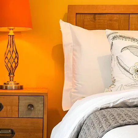 Experience The Delight Of This Beautiful 4 Bedrooms 8 Manchester