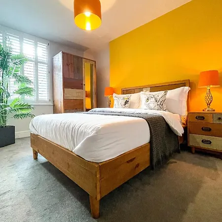 Experience The Delight Of This Beautiful 4 Bedrooms 8 Hébergement de vacances Manchester