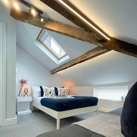 Experience The Delight Of This Beautiful 4 Bedrooms 8 Manchester
