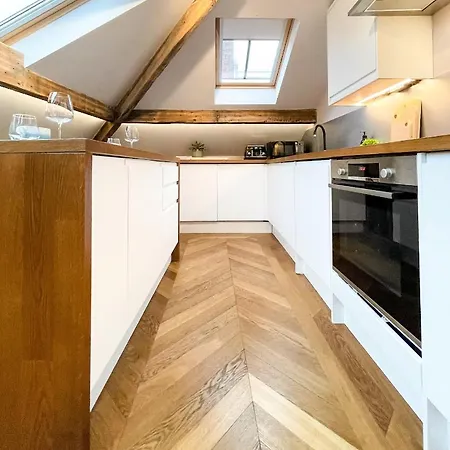 Experience The Delight Of This Beautiful 4 Bedrooms 8 * Manchester