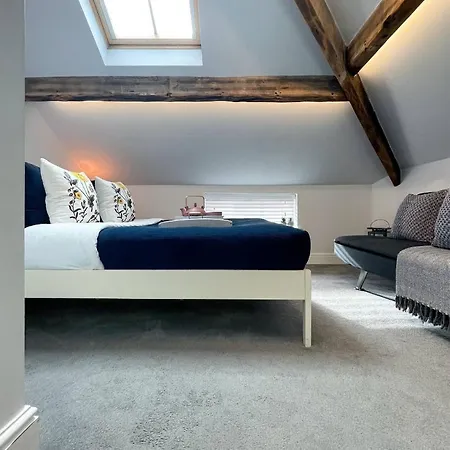 Experience The Delight Of This Beautiful 4 Bedrooms 8 * Manchester