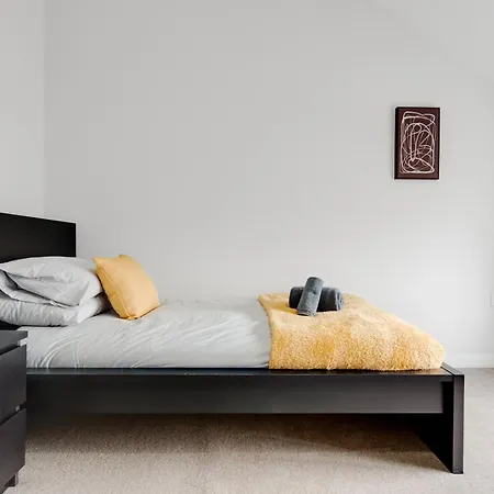 Four Bedroom By Brookland Serviced Short Lets With Free Wifi *