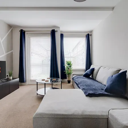 Four Bedroom By Brookland Serviced Short Lets With Free Wifi *