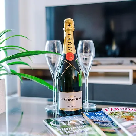 Sleek In By 53 Degrees Property, Ideal For Couples, Amazing Location! Appartement *
