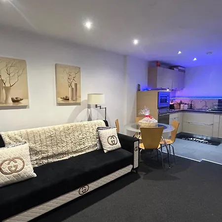 Cozy 5 Min Walk From Arena Apartment *