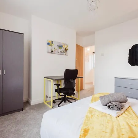 Spacious 3-bed House Didsbury