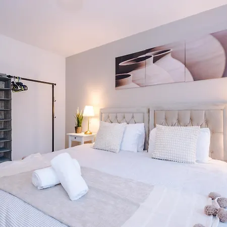3br-sleeps6-garden-bbq-freeparking-pets Prázdninový dům