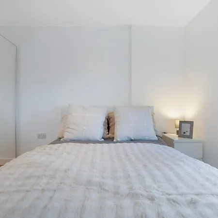 New! 1br In Media Free Wifi Apartment Manchester