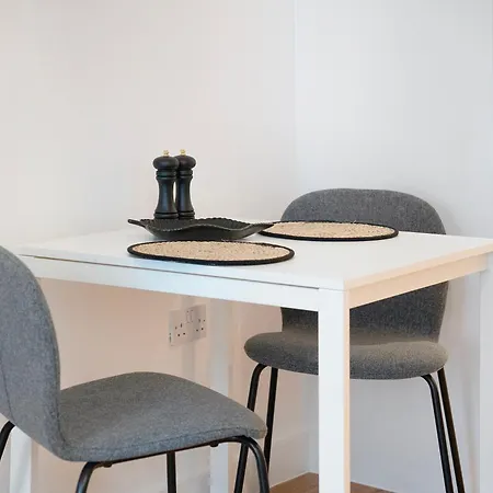 New! 1br In Media Free Wifi Apartment Manchester