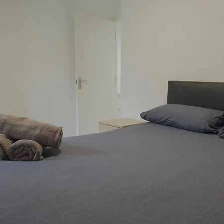 Lovely Modern 2 Bed Flat With Parking, Close To Centre * Manchester
