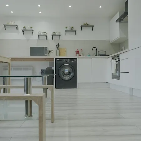 Lovely Modern 2 Bed Flat With Parking, Close To Centre アパート *