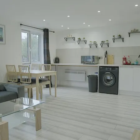 Relaxing Modern 3 Bed, 2 Bedroom Apartment - Secure Parking - Close To Manchester City Centre And Old Trafford *
