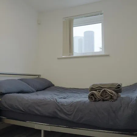 Lovely Modern 2 Bed Flat With Parking, Close To Centre