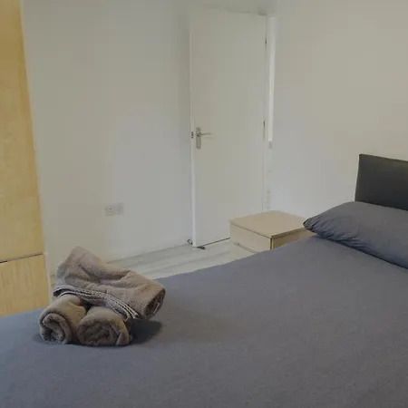 Lovely Modern 2 Bed Flat With Parking, Close To Centre Apartment