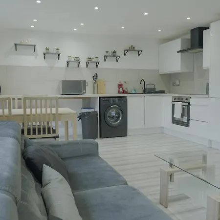 Lovely Modern 2 Bed Flat With Parking, Close To Centre Apartment *