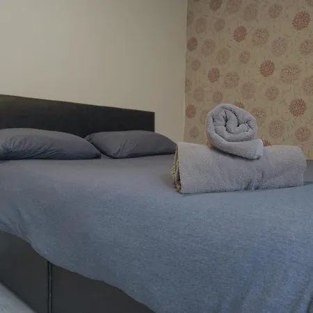 Lovely Modern 2 Bed Flat With Parking, Close To Centre