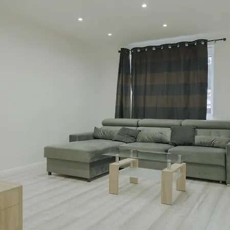Lovely Modern 2 Bed Flat With Parking, Close To Centre アパート